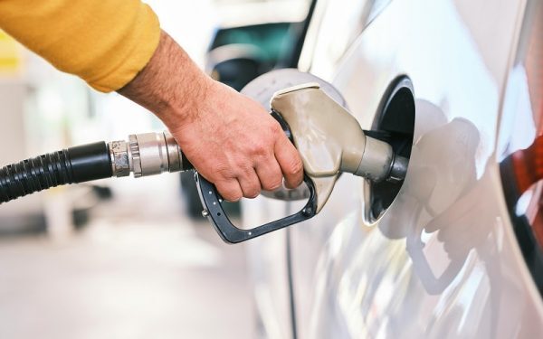 Scade TVA la carburant: Guvernul taie prețul la pompă