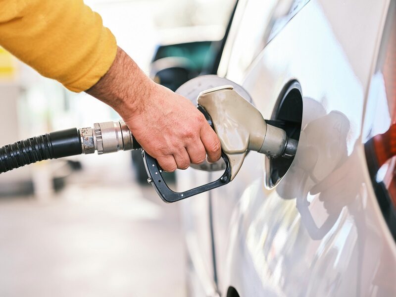 Scade TVA la carburant: Guvernul taie prețul la pompă