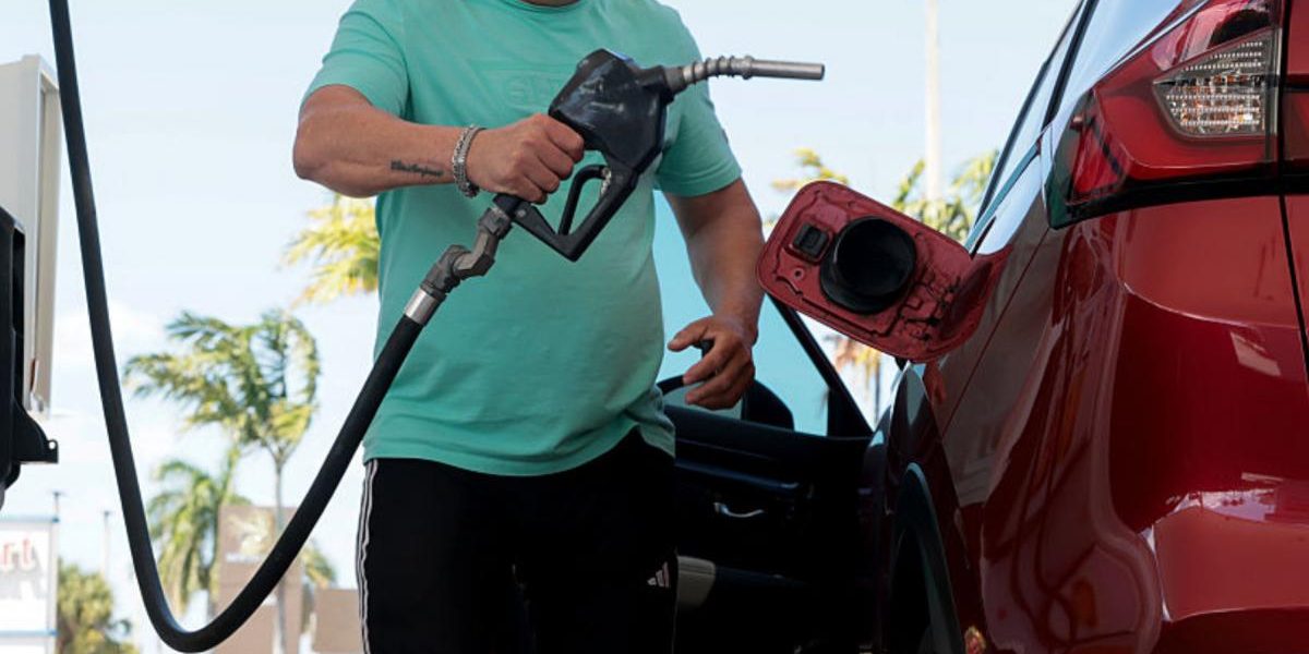 Prețuri record la pompă vineri, dar diesel ieftin de duminică