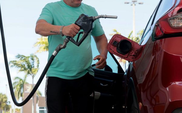 Prețuri record la pompă vineri, dar diesel ieftin de duminică