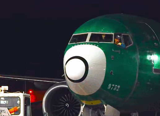 TAROM prezintă primul Boeing 737 MAX 8