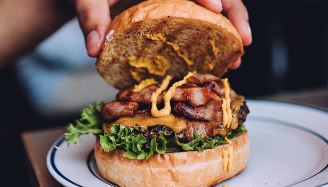 Burgeri de casă: Trucul simplu ce-ți dă carnea alt gust