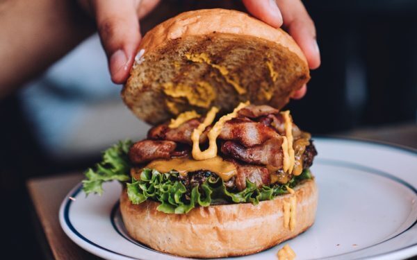 Burgeri de casă: Trucul simplu ce-ți dă carnea alt gust
