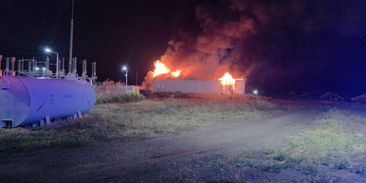 Incendiu hală baterii în Buzău: Mobilizare de forțe!