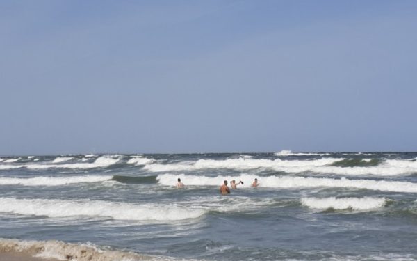 Eforie: Jandarmeria intervine pe plaje după ce turiștii au sfidat steagul roșu