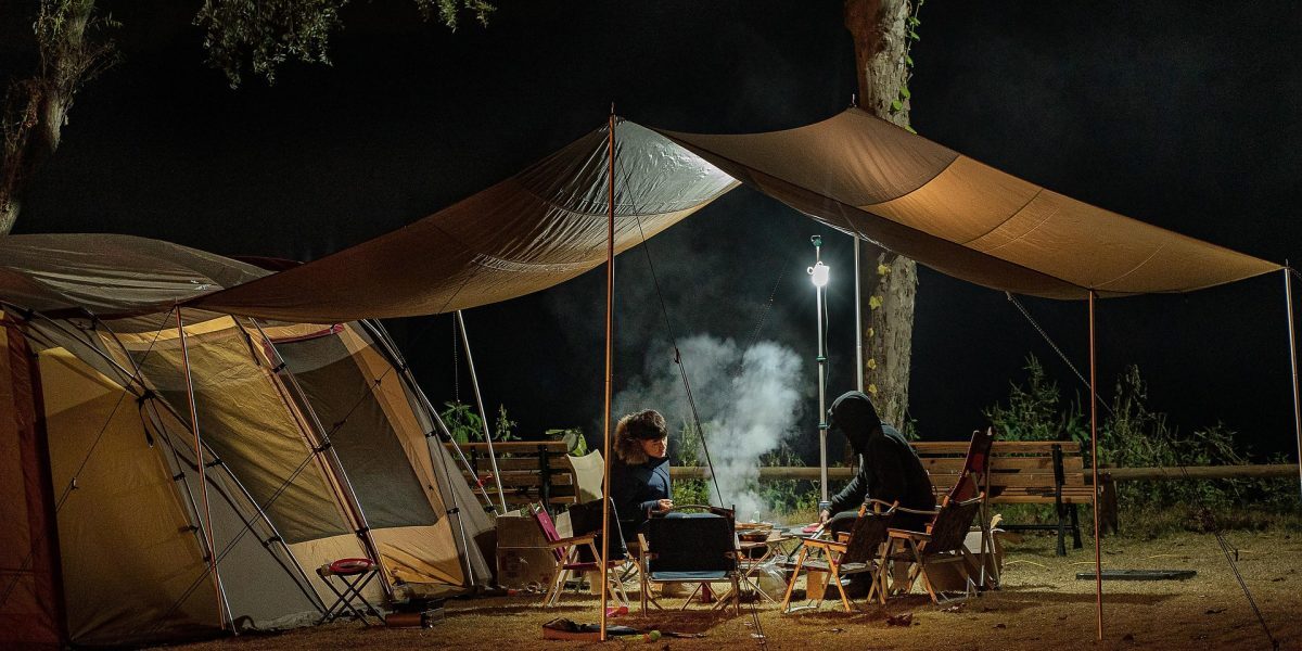 Cătunul de 17 case asediat de campinguri: Localnicii în fierbere