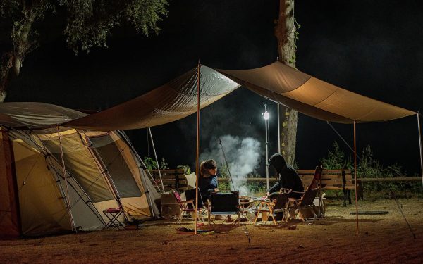 Cătunul de 17 case asediat de campinguri: Localnicii în fierbere