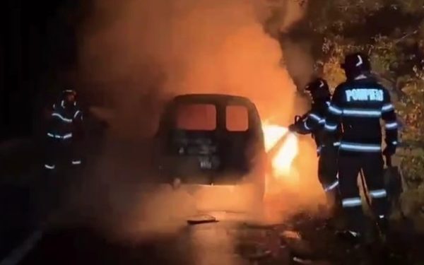 Mașină în flăcări în Argeș – Imagini șocante