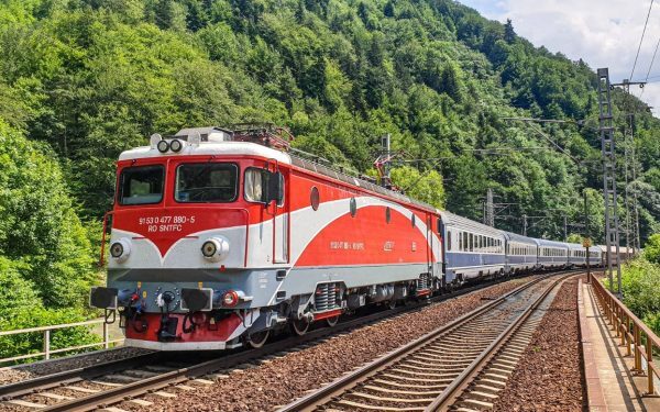 Cluj-Oradea: Diesel pe calea ferată electrificată, risc PNRR