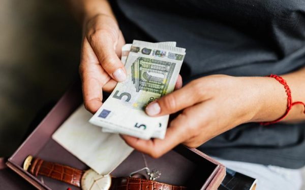 Euro: cash regina, mobile-ul crește exploziv