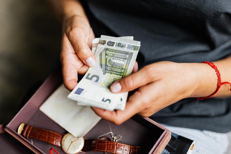 Euro: cash regina, mobile-ul crește exploziv