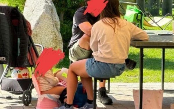Părinți șoc în restaurant: fetiță de 2 ani, pe oliță între mese