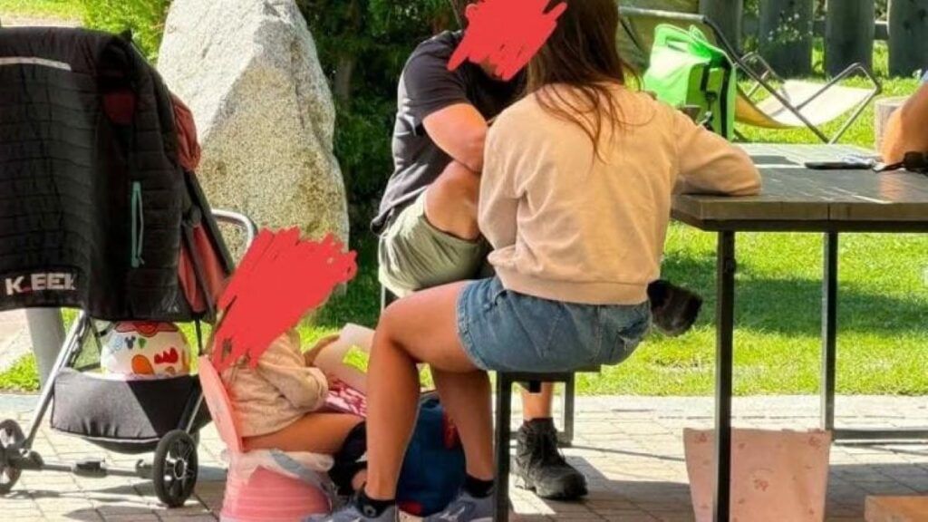Părinți șoc în restaurant: fetiță de 2 ani, pe oliță între mese