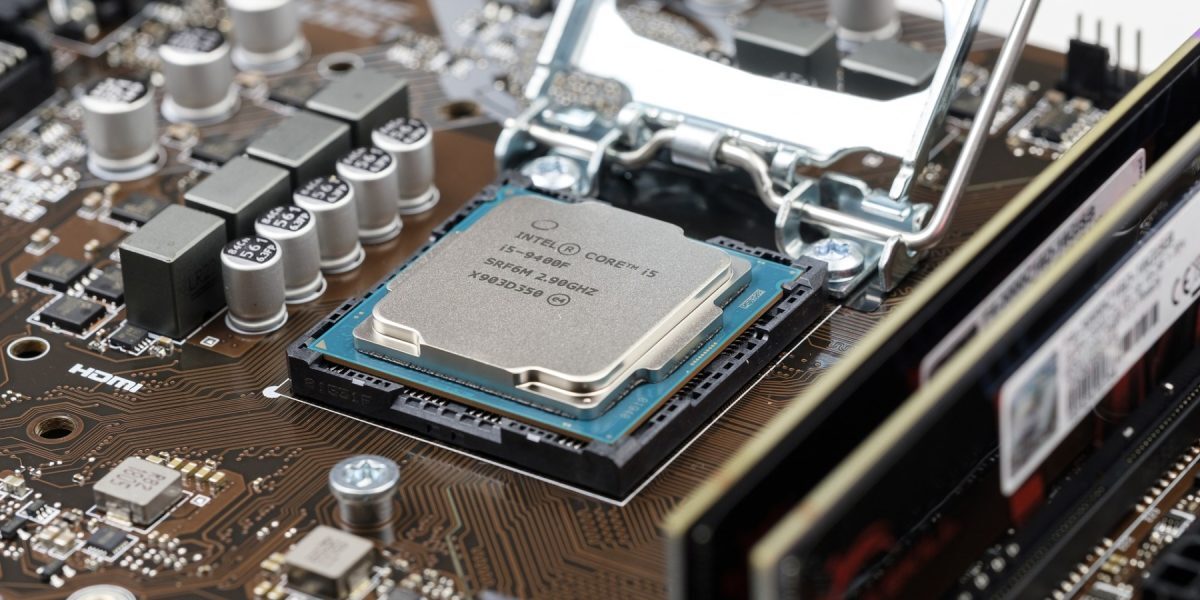 Intel vinde acțiuni de 15 miliarde dolari