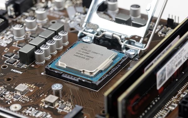 Intel vinde acțiuni de 15 miliarde dolari