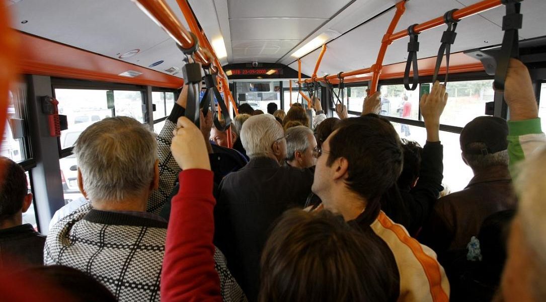 STB trage semnalul de alarmă: Fără muzică tare în autobuze și tramvaie