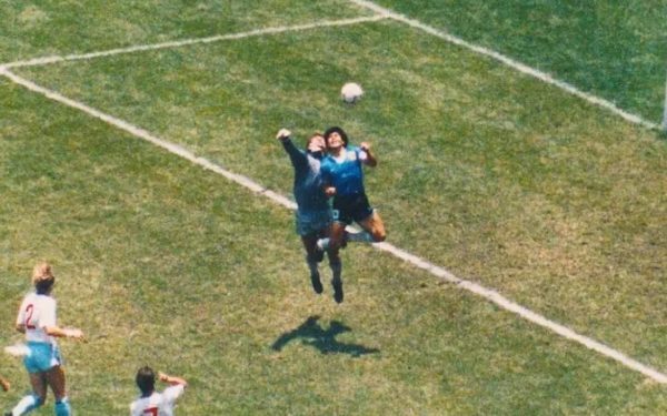 Maradona: Mâna lui Dumnezeu, la licitație