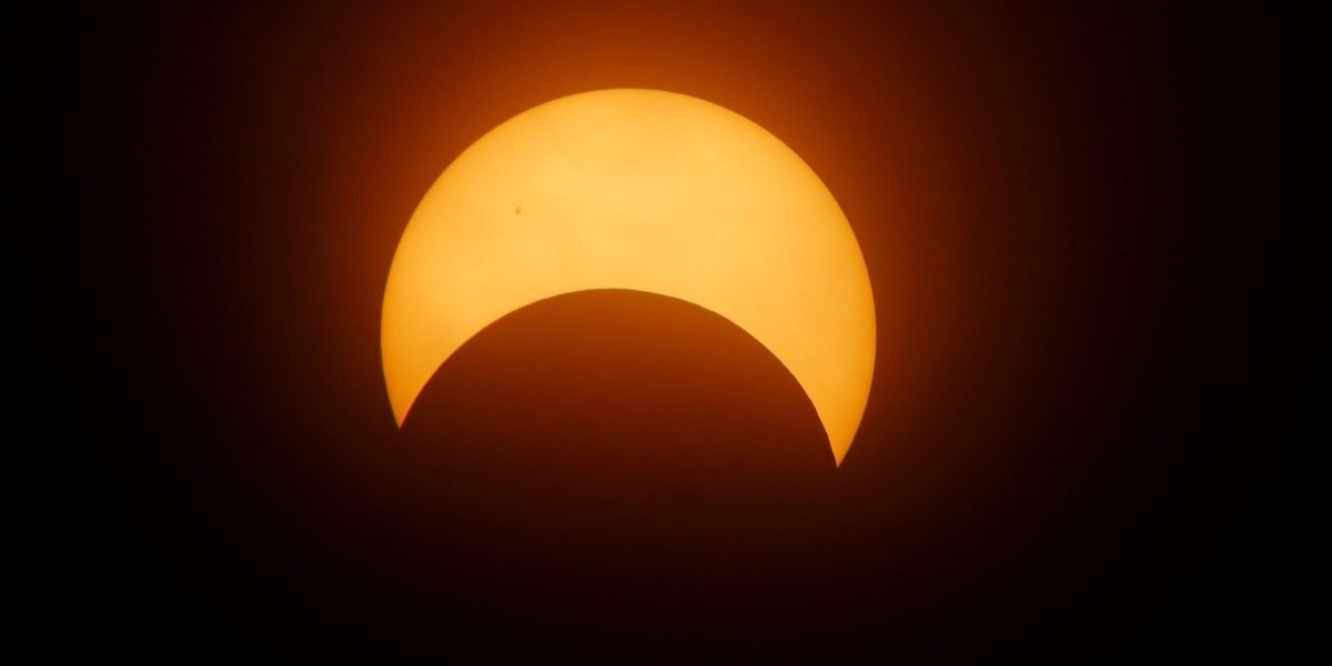 Eclipse solară 2026: Unde vezi spectacolul în România, imagini LIVE