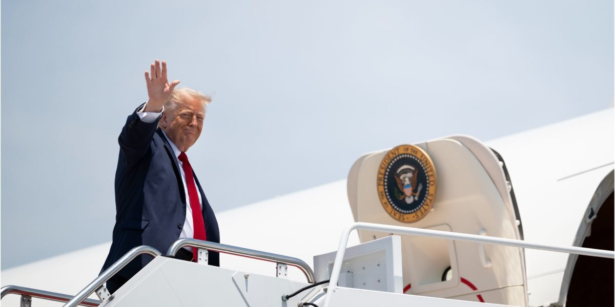 Trump, dus pe furiș cu un cărucior de catering