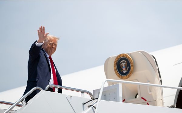 Trump, dus pe furiș cu un cărucior de catering