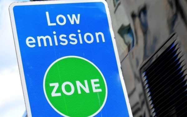 Mașinile polluante, blocate! Primăriile, sub presiune să creeze zone verzi