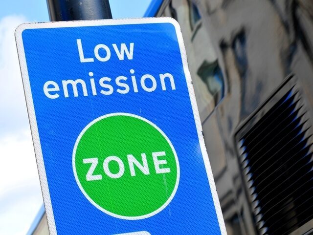 Mașinile polluante, blocate! Primăriile, sub presiune să creeze zone verzi