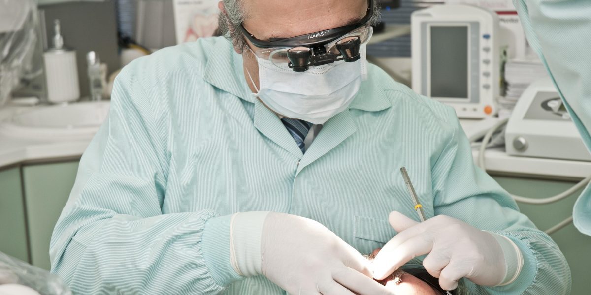 Stomatolog de 73 de ani, prins că a decontat servicii medicale fictive