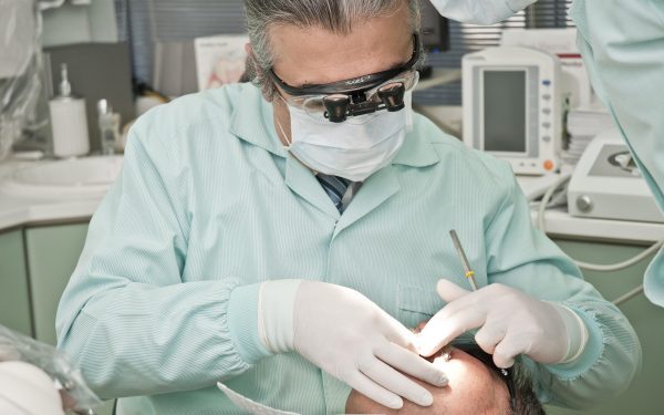 Stomatolog de 73 de ani, prins că a decontat servicii medicale fictive