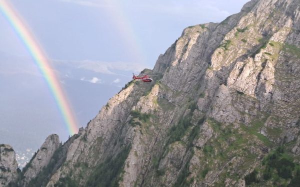 Germani blocați pe cel mai mare perete stâncos din România, salvați de la 112