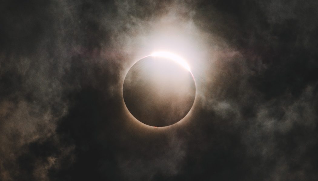 Eclipsa 12 august: Schimbări majore pentru zodii