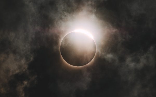 Eclipsa 12 august: Schimbări majore pentru zodii