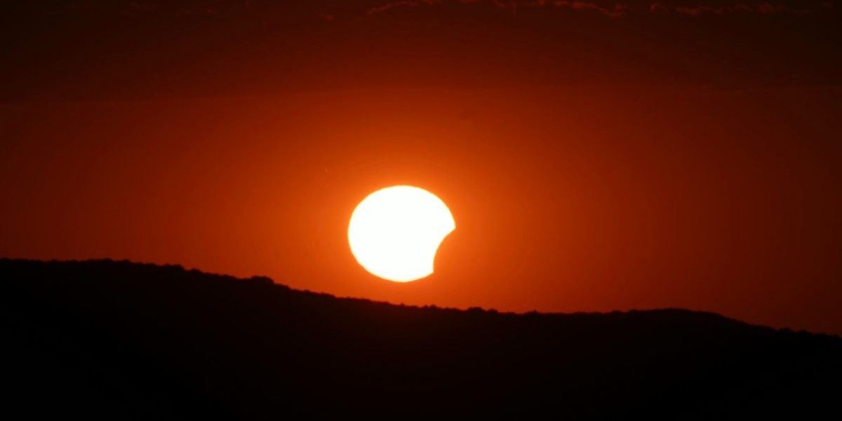 Eclipsa pe cerul României: Imagini uluitoare din nord-vest