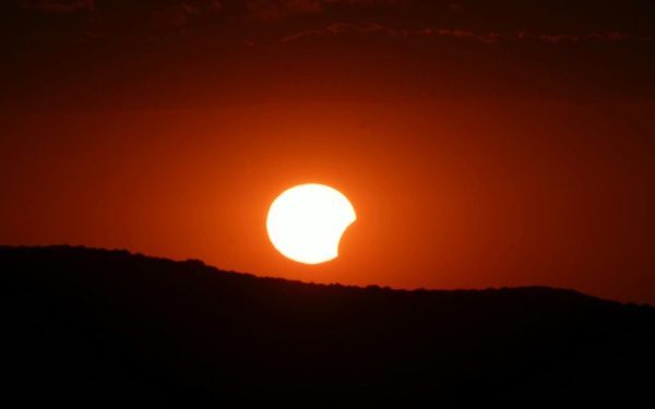 Eclipsa pe cerul României: Imagini uluitoare din nord-vest