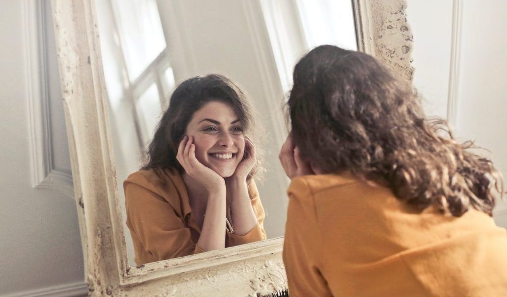 Oglindă dublă în hotel? Verificarea rapidă care te scapă de camere ascunse