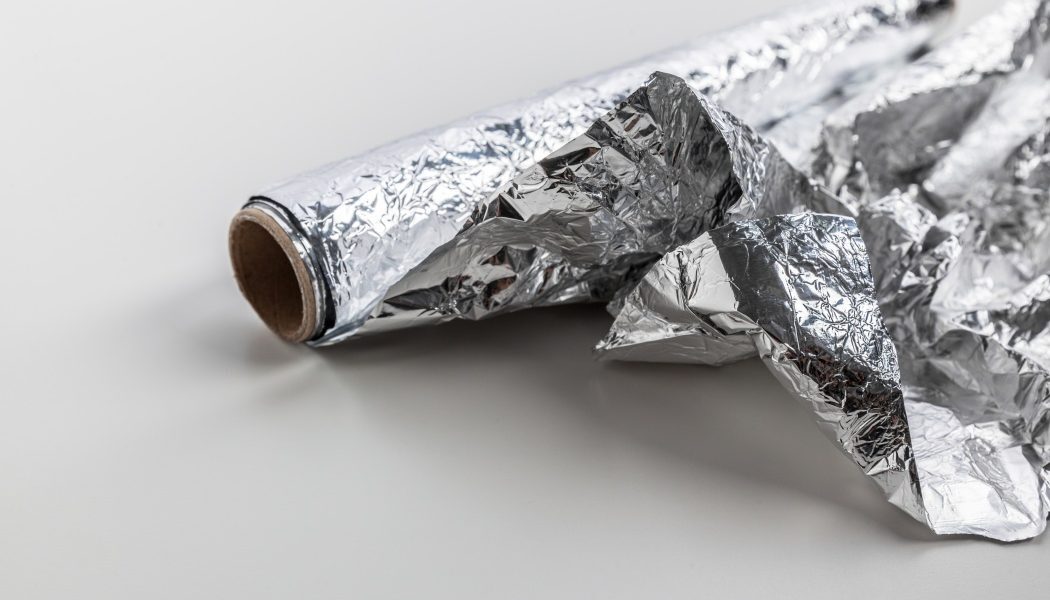 Unde ții corect folia de aluminiu. Greșeala comună din bucătărie