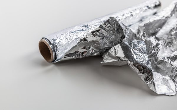 Unde ții corect folia de aluminiu. Greșeala comună din bucătărie