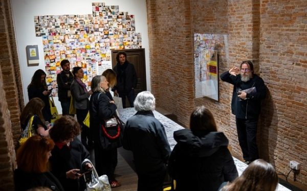 Perjovschi la ARCUB: Ultima lună pentru expoziția uriașă