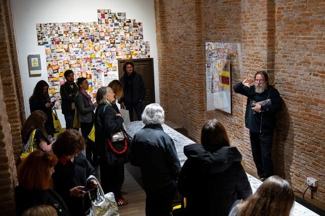 Perjovschi la ARCUB: Ultima lună pentru expoziția uriașă
