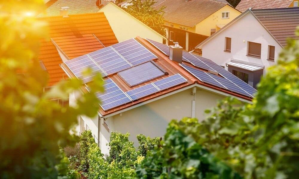 Șeful Electrica, apel disperat la prosumatori: 0,4 lei/kWh în plus dacă dați curent seară