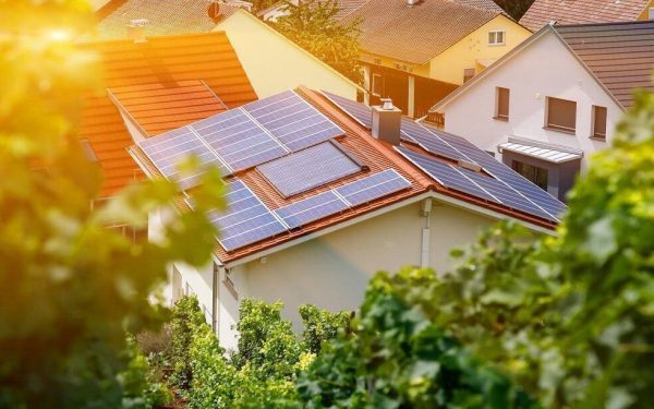 Șeful Electrica, apel disperat la prosumatori: 0,4 lei/kWh în plus dacă dați curent seară