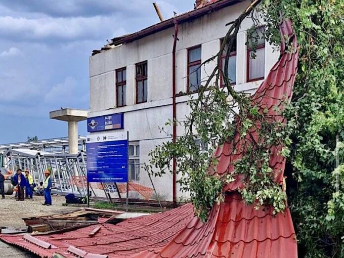 Vânt puternic, acoperișuri smulse, zeci de mașini distruse