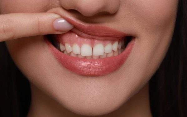 Semnul din gură: nu doar estetică, ci semnal de alarmă