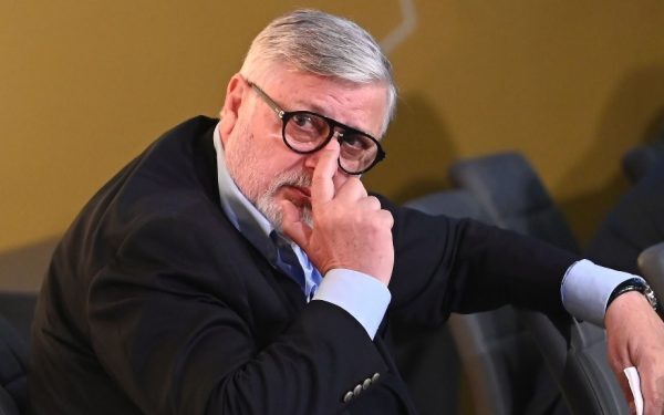 Salariul de 33.000 euro: „Sunt și eu strâns cu ușa”