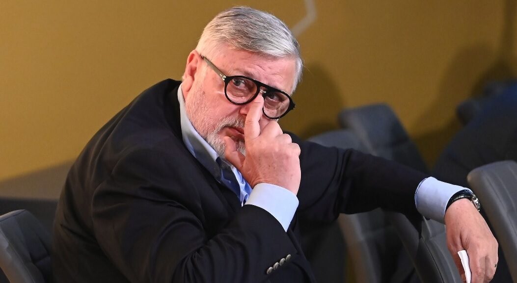 Salariul de 33.000 euro: „Sunt și eu strâns cu ușa”