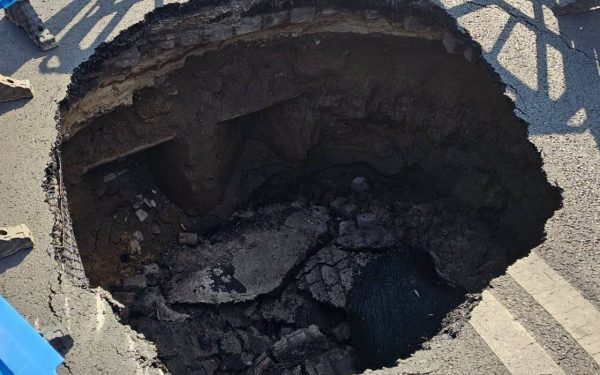 București: Groapă de 3 metri pe Bulevardul Eroilor, în mijlocul șoselei