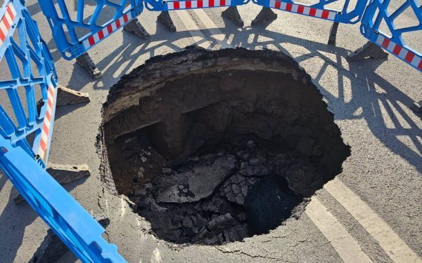 Bulevardul Eroilor, o groapă imensă pe carosabil