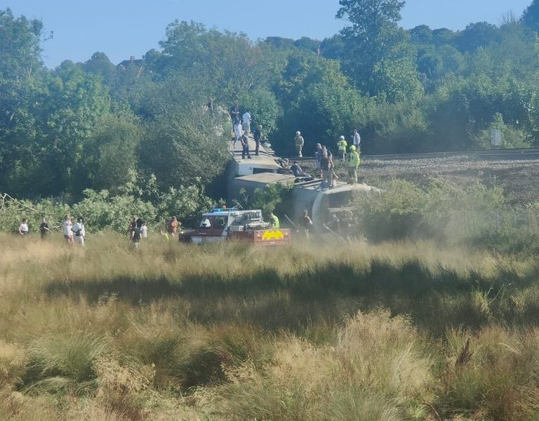 Tren deraiat cu pasageri lângă Lewes