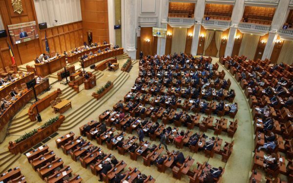 Parlamentarii găsesc ieșirea: Statutul funcționarilor din consiliile locale