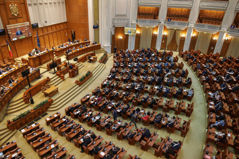 Parlamentarii găsesc ieșirea: Statutul funcționarilor din consiliile locale