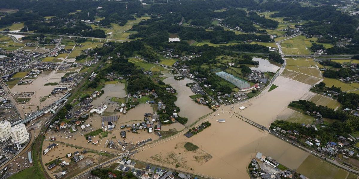 Japonia sub ape: 6 morți, 400.000 evacuați după o ploaie torențială